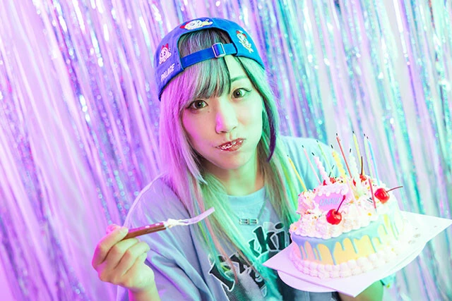 誕生日ケーキを「おいしい！」とひと口