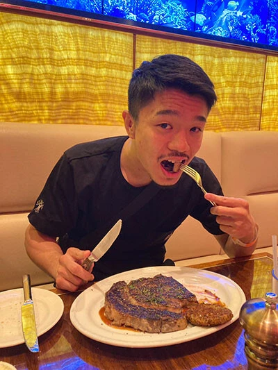 ステーキを平らげた中谷。今後は階級を上げるための体作りも