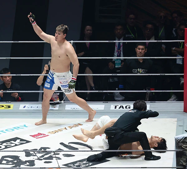 RIZIN男祭りでシビサイ頌真を相手にTKO勝利を収めた上田幹雄　photo by 東京スポーツ/アフロ