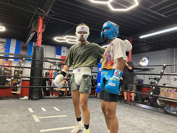 合計99ラウンドのスパーリングを行なった中谷（右）とカルデナス