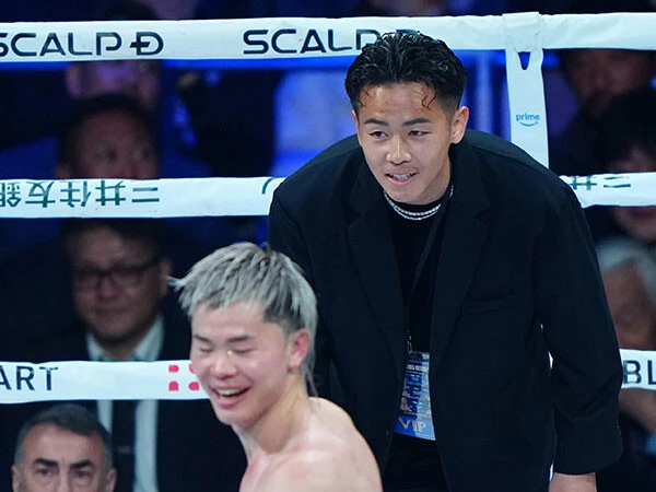 今年２月、那須川（下）の勝利を祝福した武居　photo by スポニチ/アフロ