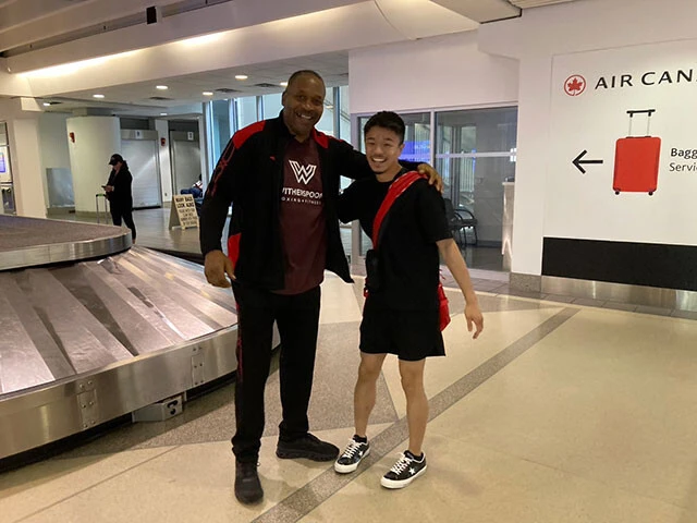 フィラデルフィア国際空港で中谷を出迎えたティム