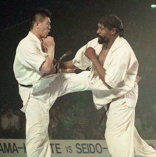 1991年６月、ウィリー・ウィリアムス（右）と相対した佐竹雅昭　photo by Kyodo News