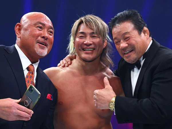 引退セレモニーで「自撮り」をした（左から）武藤敬司、棚橋弘至、藤波辰爾photo by 東京スポーツ/アフロ