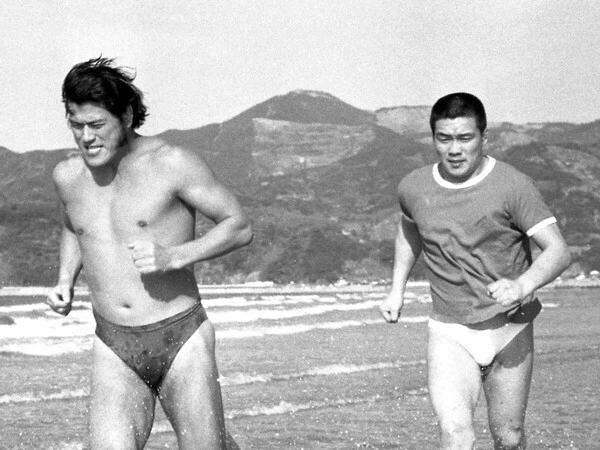 海岸を走るアントニオ猪木（左）と藤原喜明photo by 東京スポーツ/アフロ