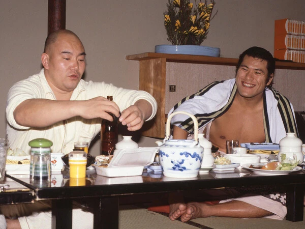 巡業先の旅館で食事をする山本小鉄（左）とアントニオ猪木。藤原はふたりの付き人を務めたphoto by 東京スポーツ/アフロ