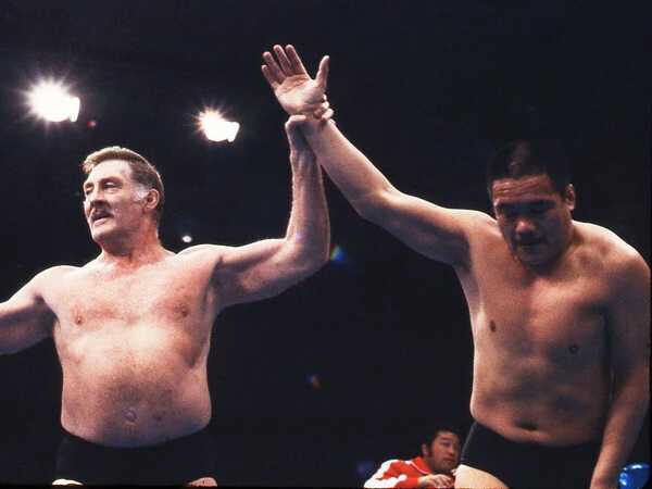 藤原喜明（右）が指導を受けた「プロレスの神様」カール・ゴッチ photo by 木村盛綱/アフロ