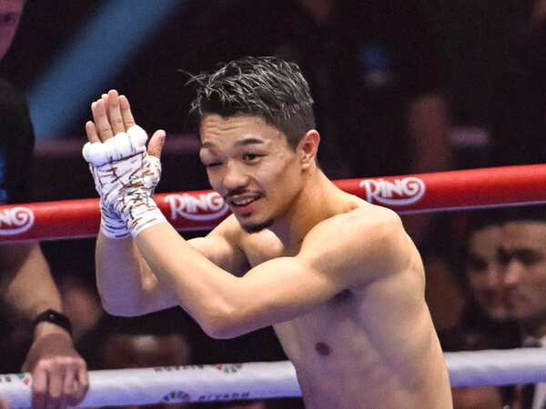 昨年12月の試合後、右目を腫らして観客に挨拶する中谷 photo by 山口フィニート裕朗/アフロ