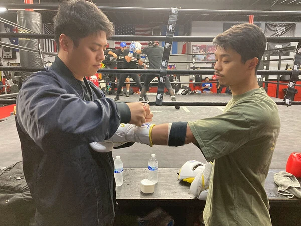 中谷潤人（右）を支える弟の龍人マネージャー