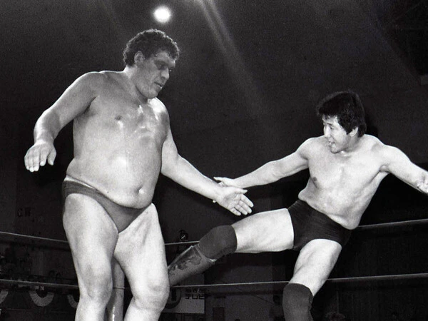 1986年４月、無効試合になったアンドレ（左）と前田の一戦　photo by 東京スポーツ/アフロ