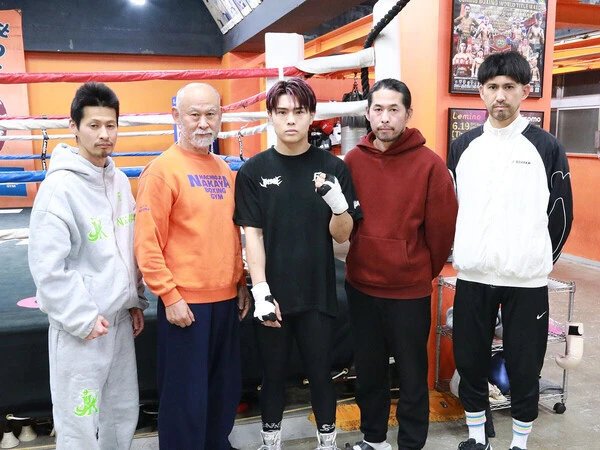 八王子中屋ジムはトレーナーの中屋廣隆氏（左から２番目）と３人の息子で佐々木尽（中央）を支える