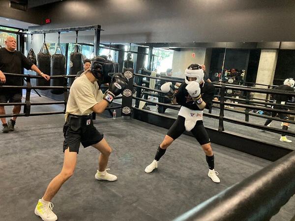 マスボクシング中の中谷（右）