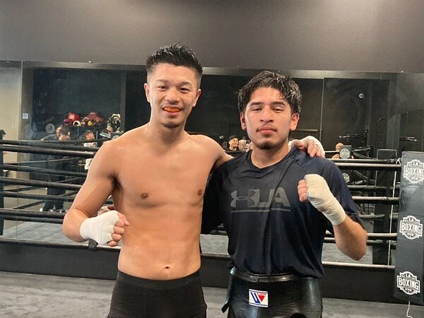 スパーリングパートナーを務めた20歳の新鋭（右）と