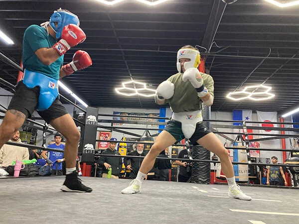 LAキャンプでスパーリングを行なう中谷