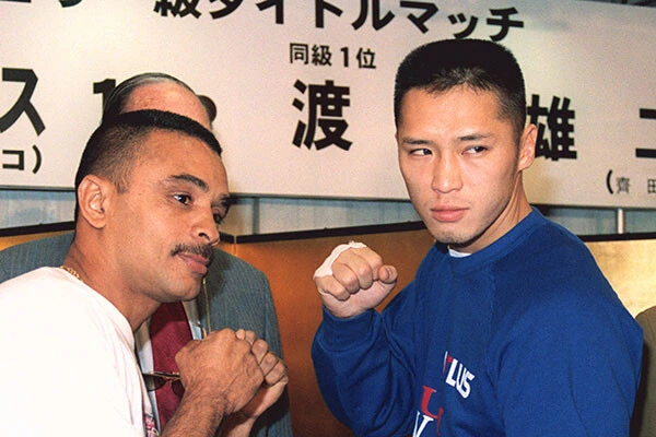 1997年３月、記者会見に臨んだ王者のバスケス（左）と挑戦者の渡辺雄二 photo by Kyodo News