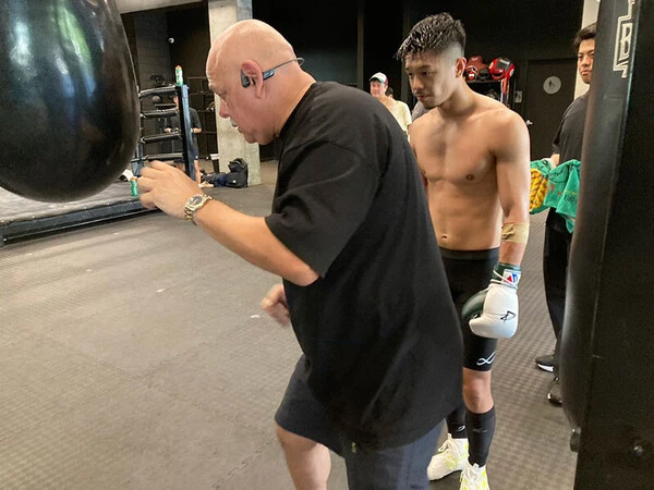 熱のこもった指導を行なうルディ（左）。その父も中谷を支えた