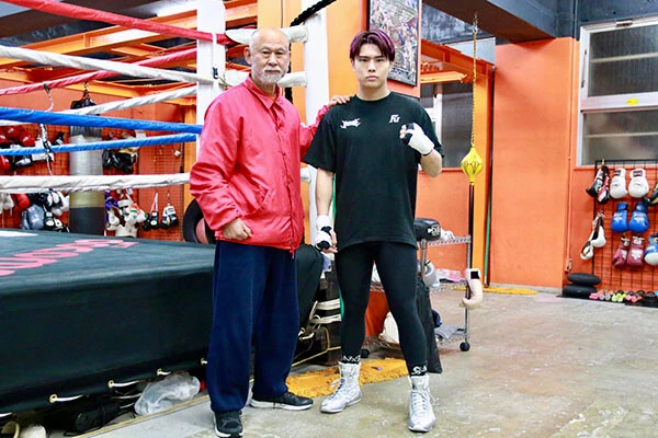 八王子中屋ジムの中屋廣隆トレーナー（左）と佐々木尽