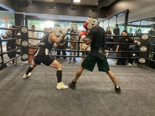 スパーリングを行なう中谷（左）