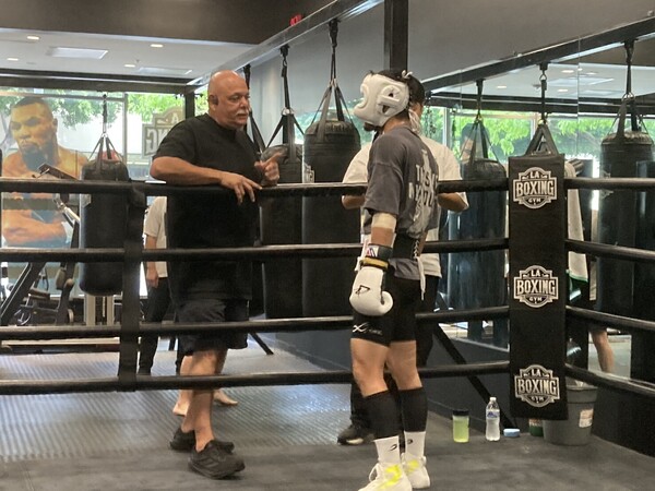 中谷（右）を指導するルディ