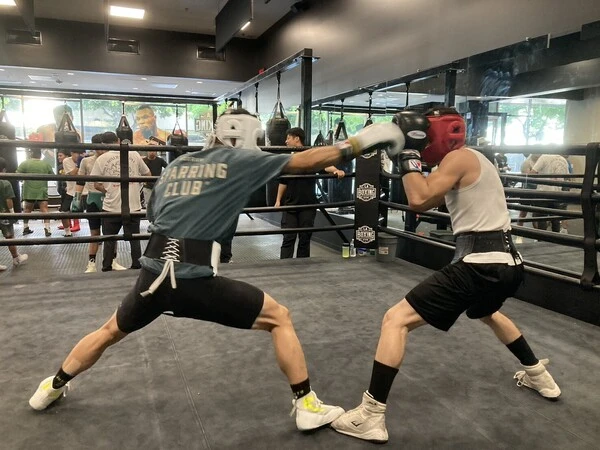 スパーリングを行なう中谷（左）