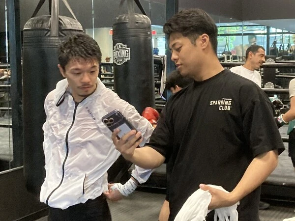 弟の龍人氏（右）らの支えも受けながらトレーニングに臨む