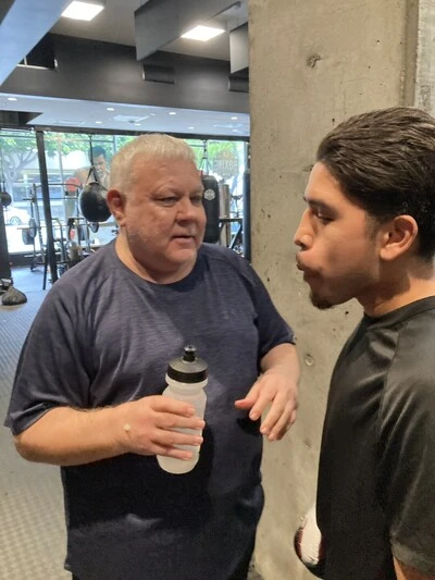 中谷とスパーリングを行なったアヴィレス（右）とトレーナーのジェイムス