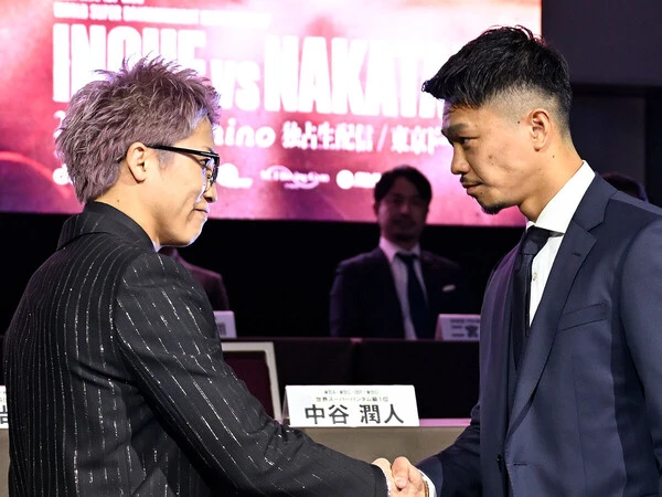 記者会見で握手を交わした井上尚弥（左）と中谷潤人　photo by Hiroaki Finito Yamaguchi/AFLO