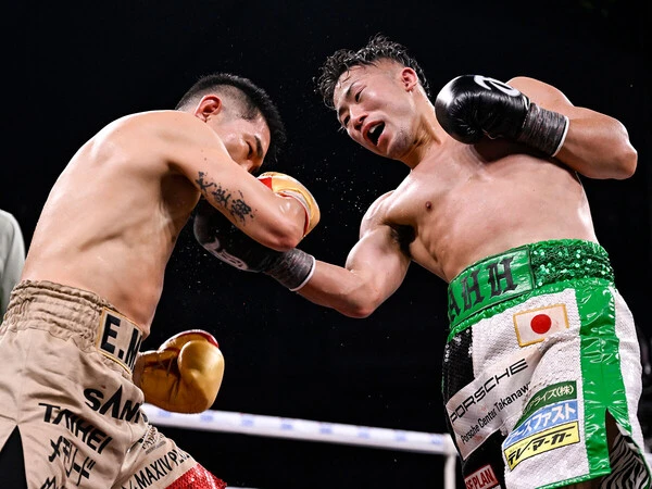 井岡一翔（左）から２度のダウンを奪うなど、大差の判定勝ちを収めた井上拓真　photo by 山口フィニート裕朗/アフロ