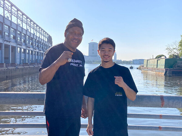 元ヘビー級王者のティム・ウィザスプーン（左）と中谷潤人