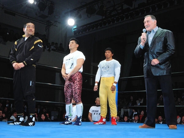 「藤原組」旗揚げ戦での（左から）藤原喜明、鈴木みのる、船木誠勝、カール・ゴッチ photo by 平工幸雄/アフロ