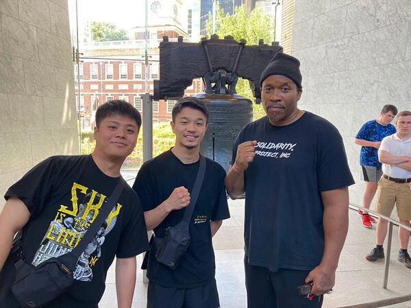 フィラデルフィアを訪れた際の（左から）弟でトレーナーの龍人、潤人、ティム