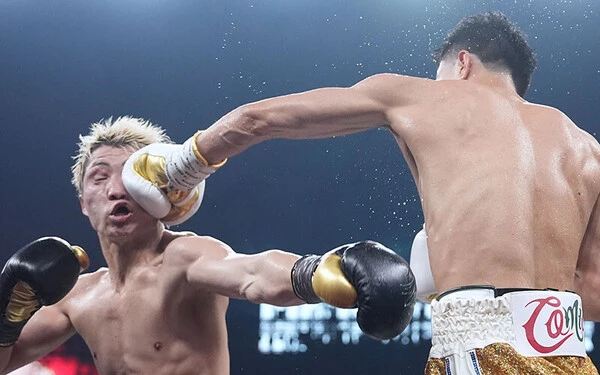 ５ラウンド以降、中谷（右）のパンチがヒットする場面も目立つようになった　©Lemino/SECOND CAREER/NAOKI FUKUDA
