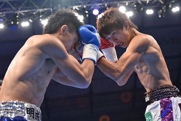 2013年８月、井上尚弥（左）と日本ライトフライ級タイトルマッチで対戦した田口良一 photo by Hiroaki Yamaguchi/AFLO