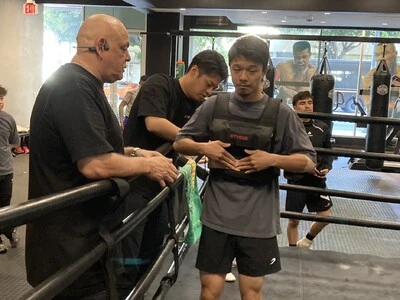 師であるルディ（左）、弟でマネージャーの龍人氏（中央）をはじめ、さまざまなサポートを受けてモンスターに挑んだ　photo by Soichi Hayashi Sr.