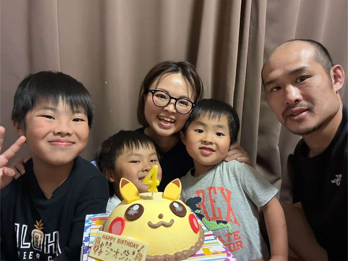 理解者である奥様と３人のお子さんとともに　photo/ご本人提供