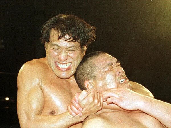 1995年３月、引退を表明していたアントニオ猪木（左）と一騎打ちを行なった藤原　photo by 日刊スポーツ/アフロ