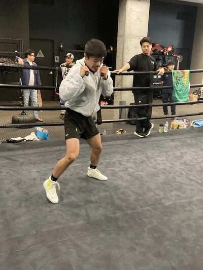 潤人の練習を見守る龍人、そしてルディ（右端）