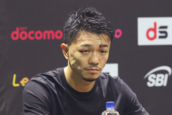 骨折をしながら試合後の記者会見に臨んだ中谷
