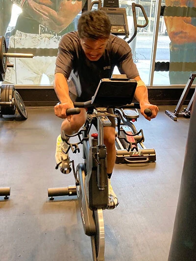 自転車のトレーニングを行なう中谷