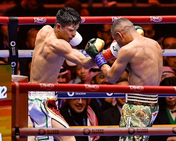 試合の中盤以降、右目を腫らしながら戦った中谷（左）photo by Hiroaki Finito Yamaguchi