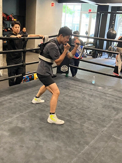 重りが入ったベストを着てのシャドー