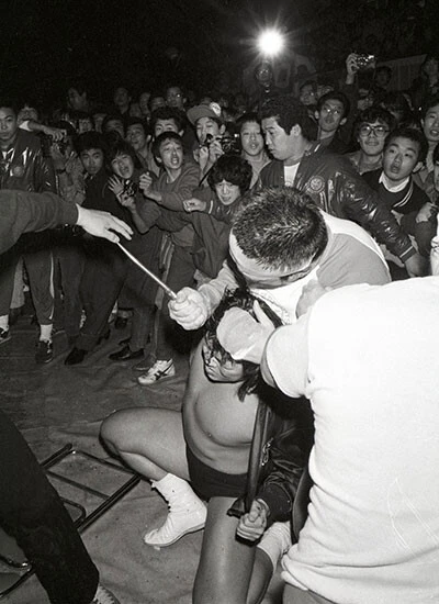 1984年２月３日、札幌での試合で長州（下）を襲撃する藤原　photo by 東京スポーツ/アフロ