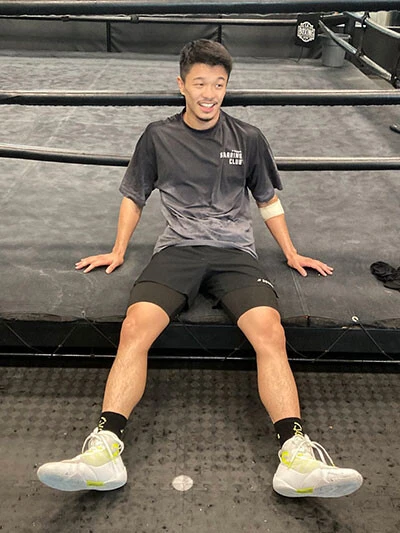 汗でシャツが変色するほどの激しいトレーニングでも笑顔