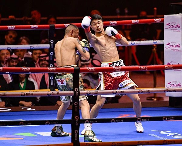 ３ラウンドから相手との距離を近づけていった中谷（右）photo by Hiroaki Finito Yamaguchi