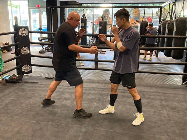 中谷（右）を指導するルディコーチ