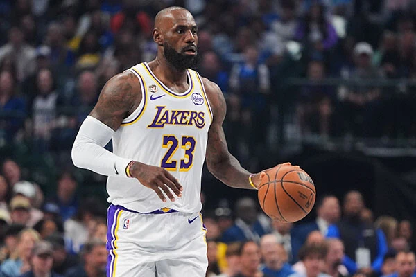 レイカーズのレブロン・ジェームズ　photo by AP/アフロ