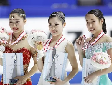 宮原知子と浅田真央 全日本で明暗を分けた新旧女王の今後はどうなる フィギュア 集英社のスポーツ総合雑誌 スポルティーバ 公式サイト Web Sportiva 宮原知子と浅田真央 全日本で明暗を分けた新旧女王の今後はどうなる フィギュア 集英社のスポーツ総合雑誌 スポルティーバ 公式サイト Web Sportiva