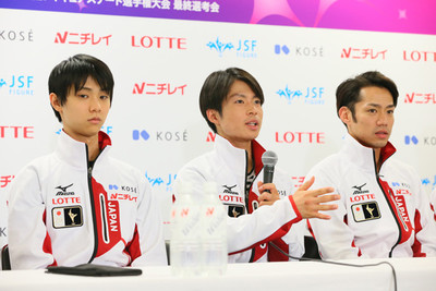ソチ五輪代表の髙橋大輔（右）は全日本では総合５位だったが、シーズンベストスコアが評価されて選ばれた　photo by YUTAKA／AFLO SPORT