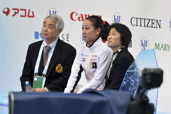 浅田真央と佐藤信夫コーチ、久美子コーチ（2012年GPファイナル）