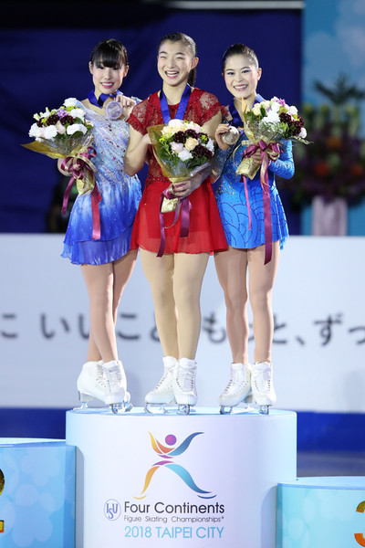 優勝は坂本（中央）、２位三原（左）、３位宮原（右）と表彰台を独占した日本女子